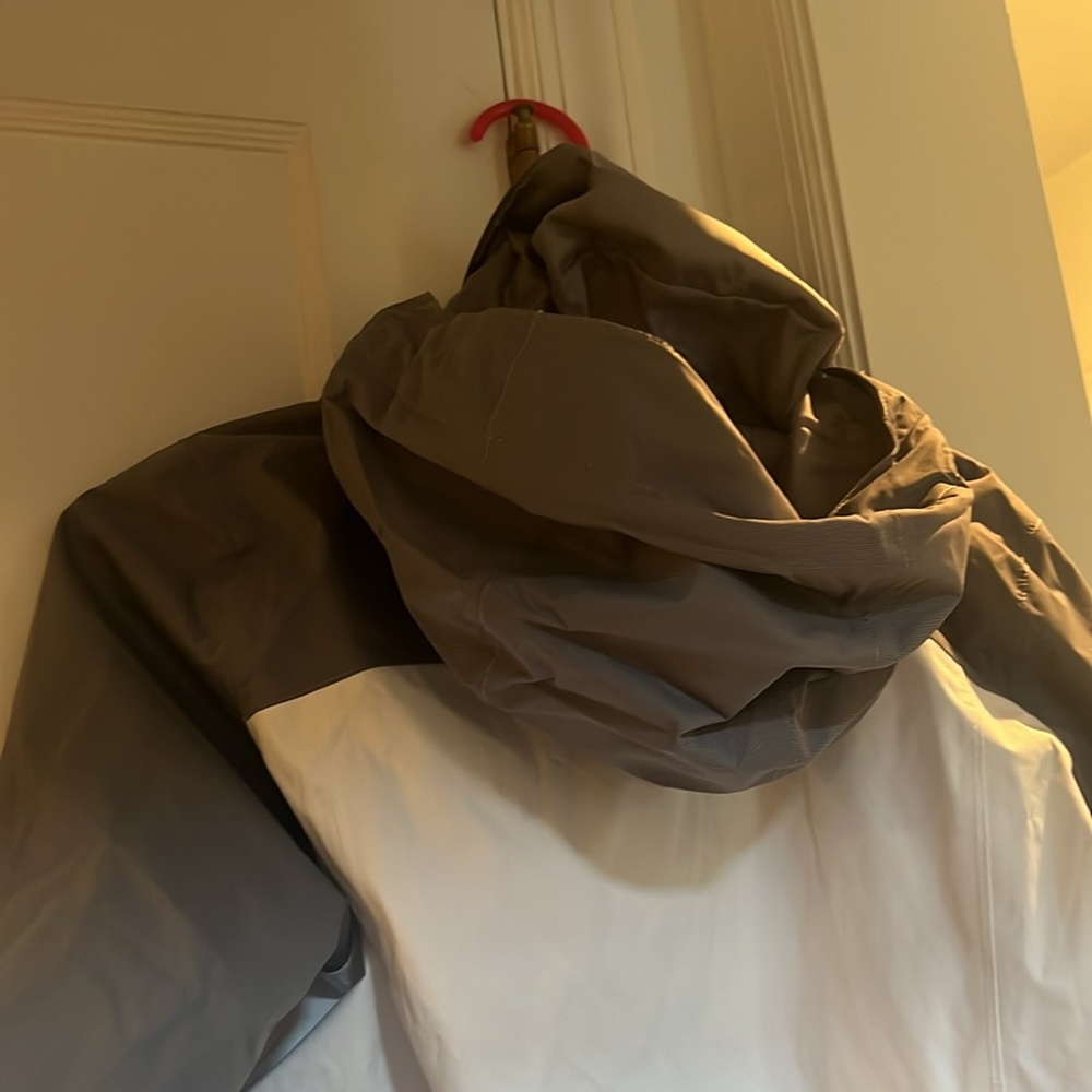 White And Grey Northface Jacket - image 8